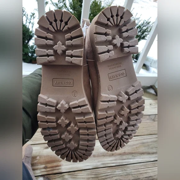 NWT Old Navy Tan Chelsea Boots - Picture 3 of 9